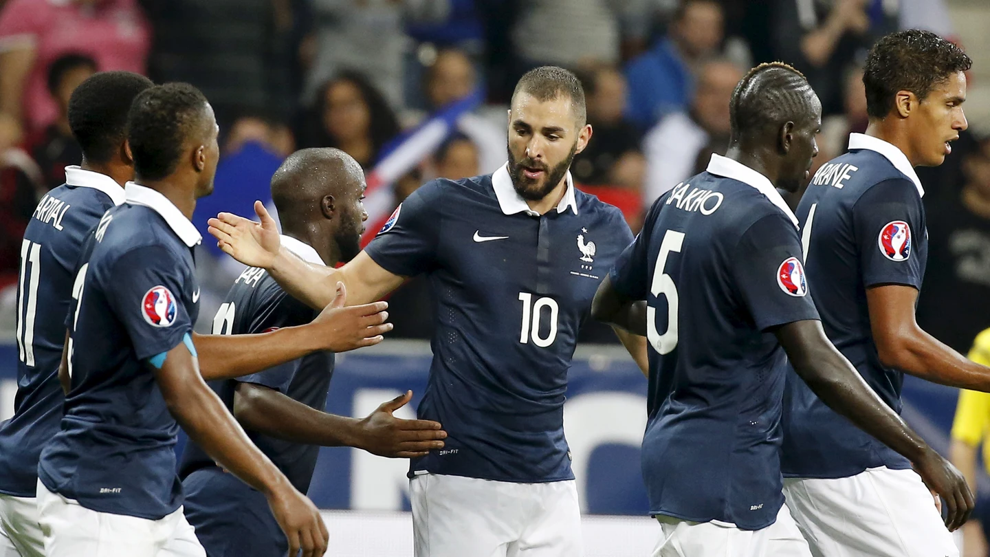 Benzema celebrando un gol con sus compañeros de selección Benzema celebrando un gol con sus compañeros de selección
