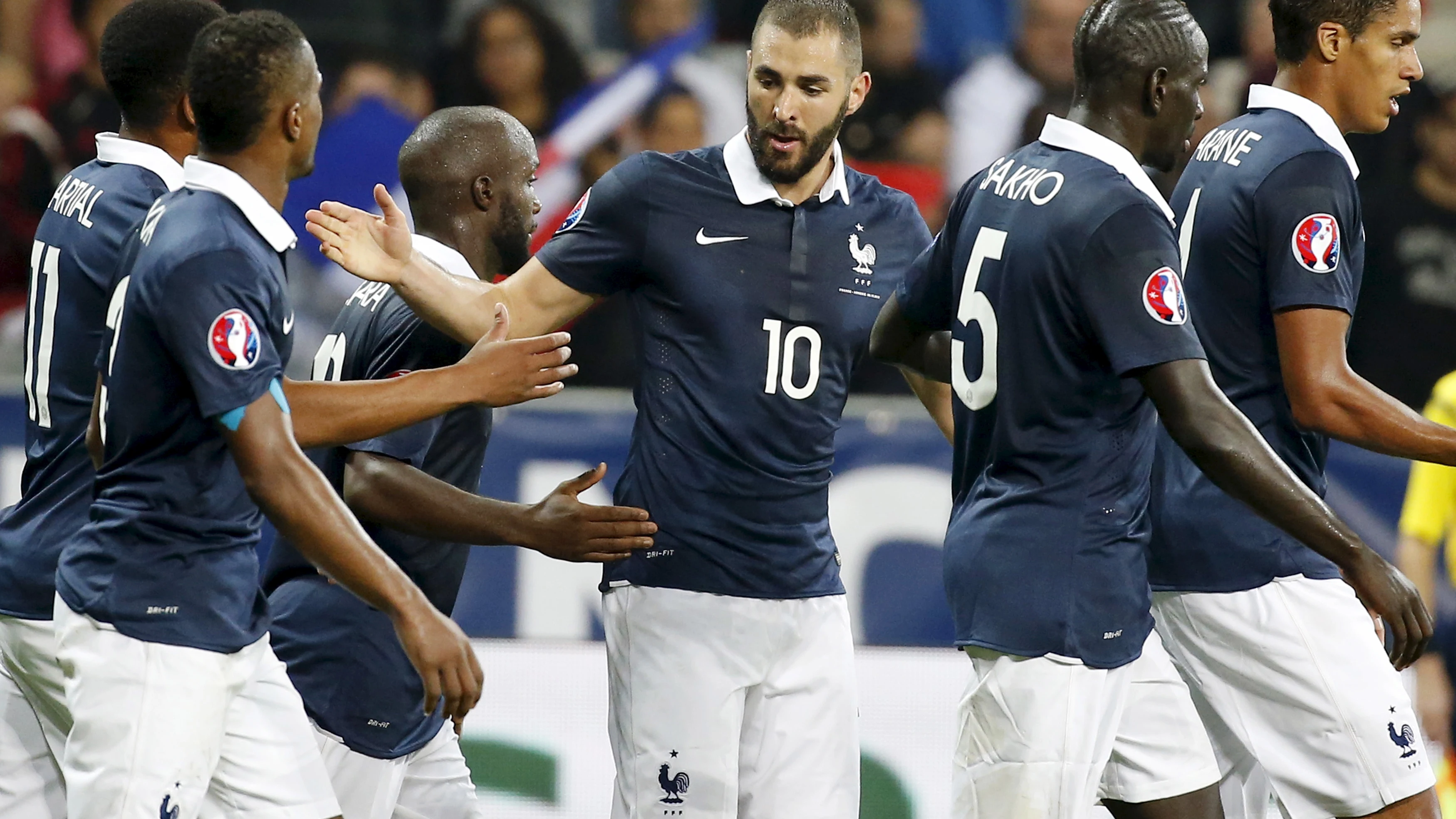 Benzema celebrando un gol con sus compañeros de selección