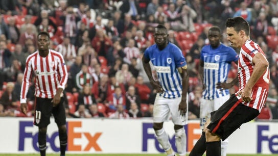 Aduriz, anotando uno de los cinco goles ante el KRC Genk