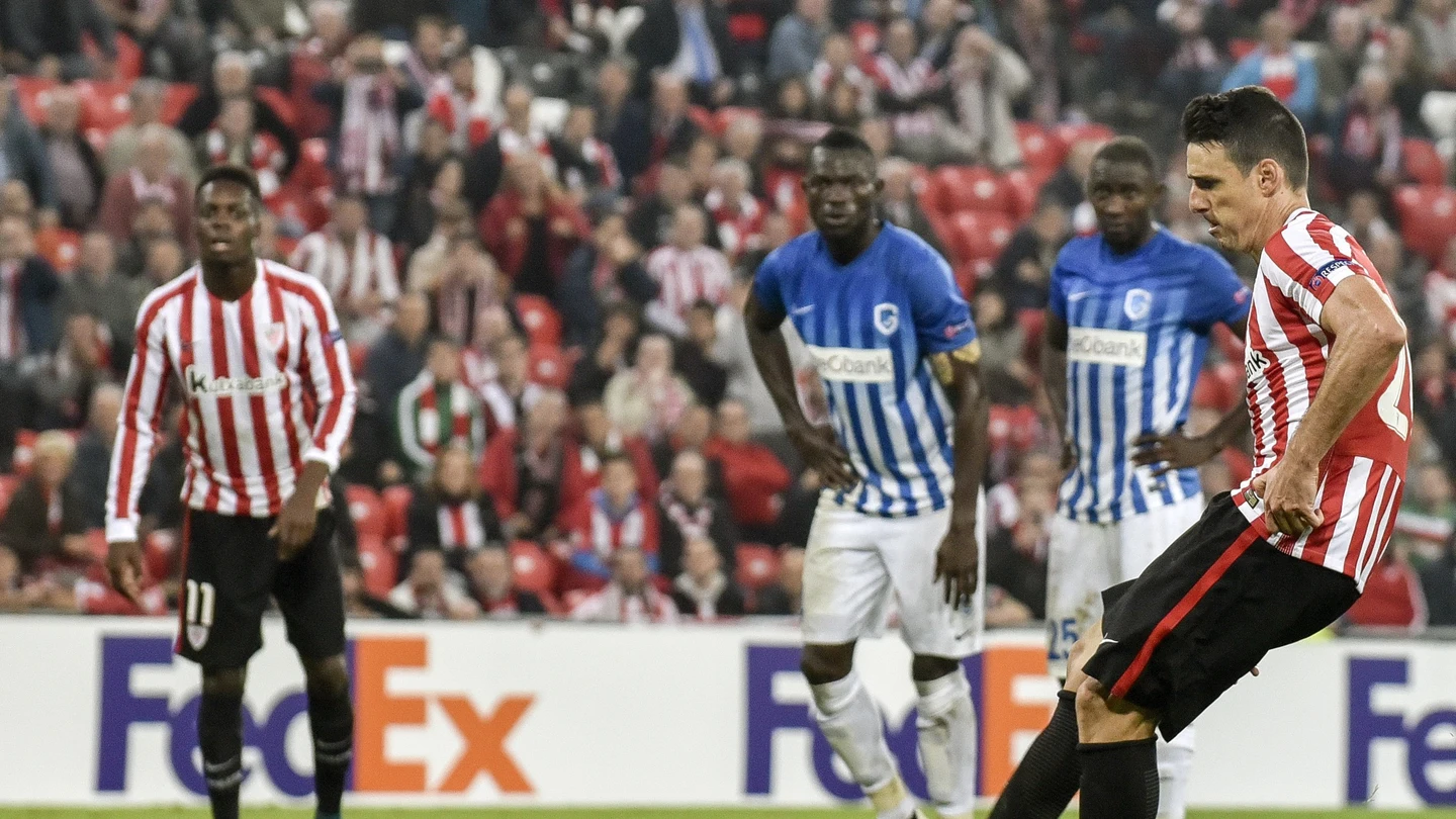Aduriz, anotando uno de los cinco goles ante el KRC Genk Aduriz, anotando uno de los cinco goles ante el KRC Genk