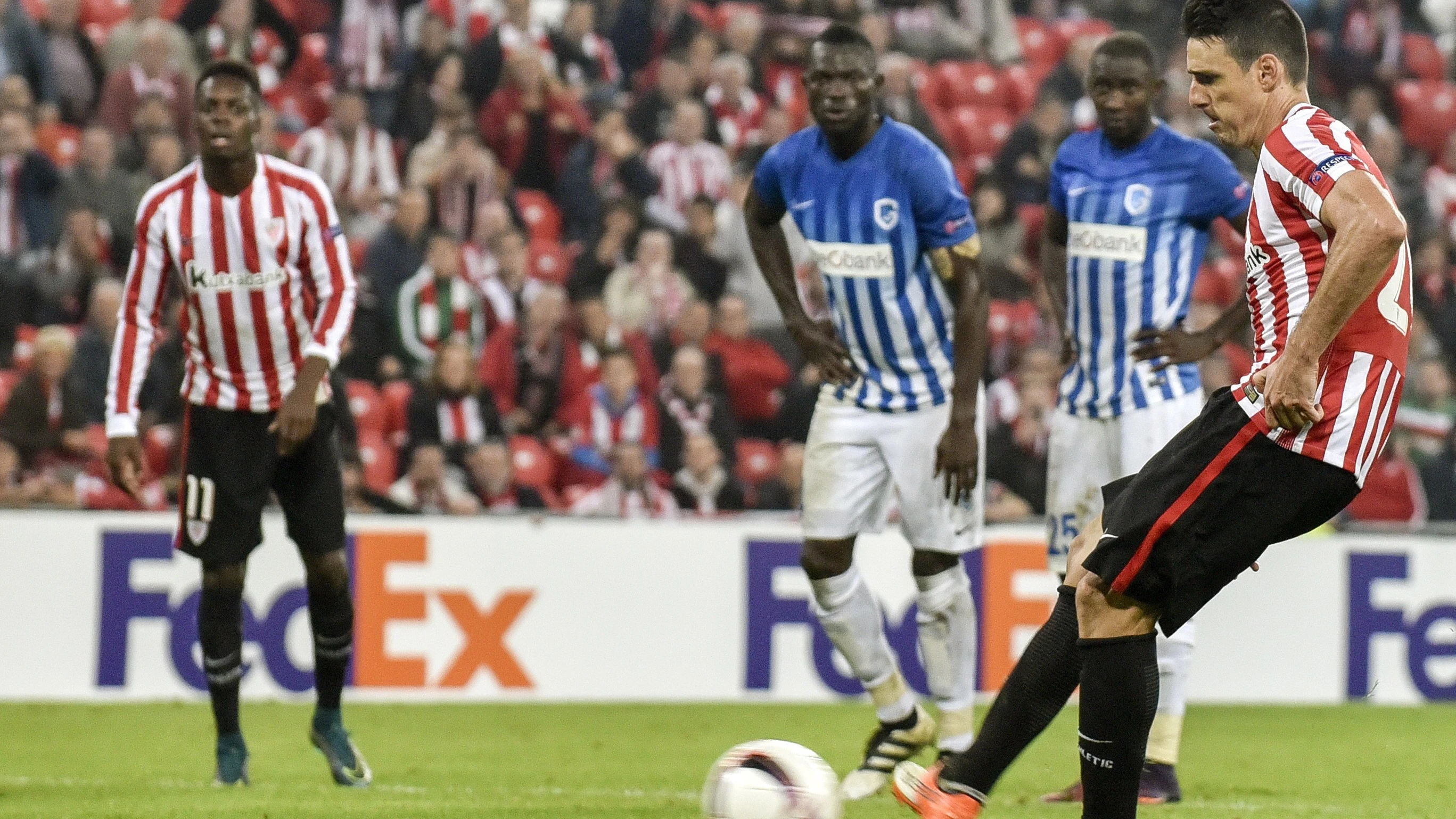 Aduriz, anotando uno de los cinco goles ante el KRC Genk Aduriz, anotando uno de los cinco goles ante el KRC Genk