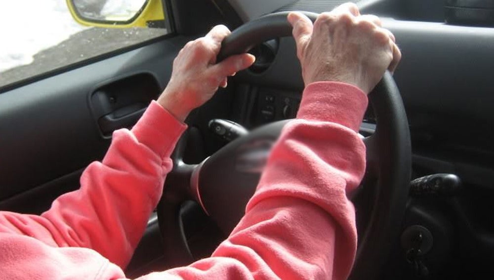 Imagen de archivo de una mujer mayor conduciendo