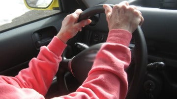 Imagen de archivo de una mujer mayor conduciendo