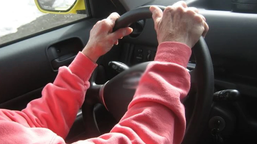 Imagen de archivo de una mujer mayor conduciendo