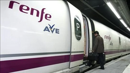 Un pasajero sube a un tren de alta velocidad (AVE) Un pasajero sube a un tren de alta velocidad (AVE)