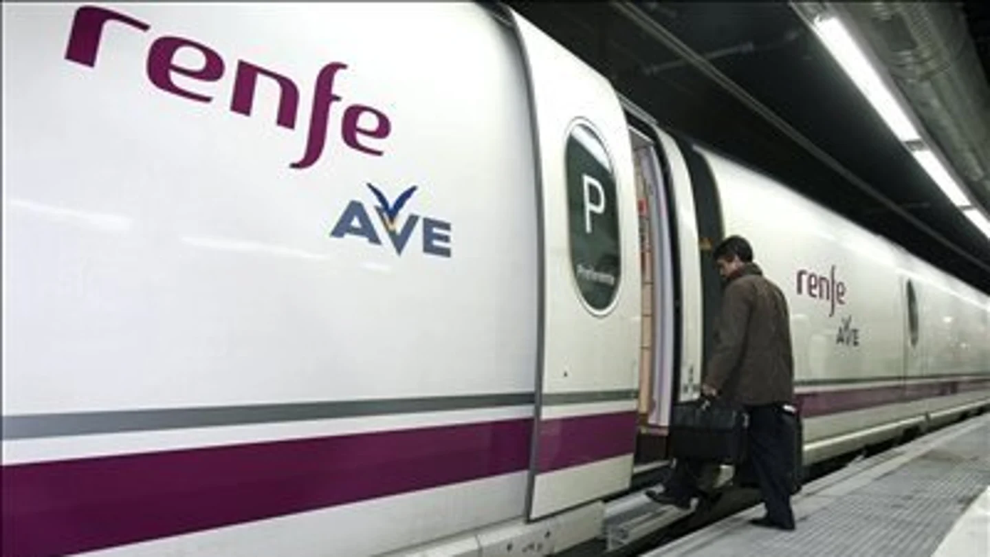 Un pasajero sube a un tren de alta velocidad (AVE) Un pasajero sube a un tren de alta velocidad (AVE)