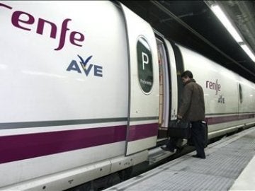 Un pasajero sube a un tren de alta velocidad (AVE) Un pasajero sube a un tren de alta velocidad (AVE)