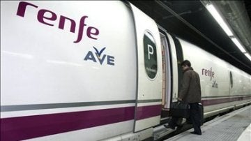 Un pasajero sube a un tren de alta velocidad (AVE)