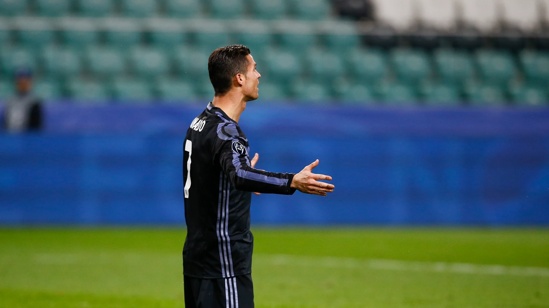 Cristiano Ronaldo se lamenta en un partido con el Madrid