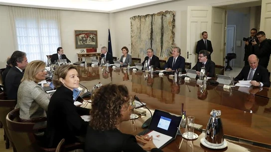 Rajoy preside una reunión del Consejo de Ministros con su Gobierno Rajoy preside la primera reunión del Consejo de Ministros con su nuevo Gobierno