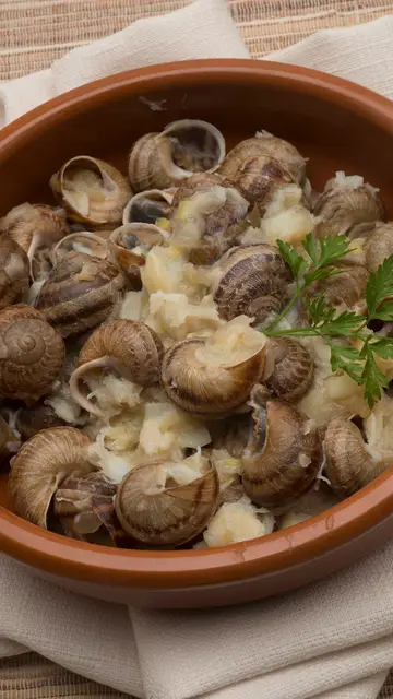 Caracoles con bacalao desmigado Caracoles con bacalao desmigado