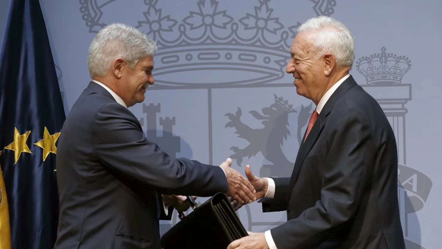 Dastis y García-Margallo en el intercambio de cartera Dastis y García-Margallo en el intercambio de cartera