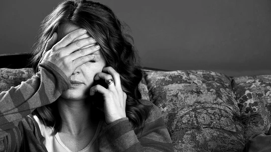 Una mujer hablando por teléfono Una mujer hablando por teléfono