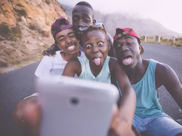 Adolescentes haciéndose un selfie Adolescentes haciéndose un selfie