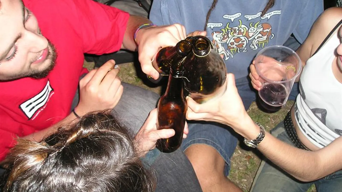 Jóvenes haciendo botellón Jóvenes haciendo botellón