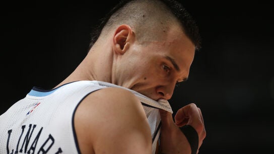Gallinari sec&aacute;ndose el sudor con la camiseta