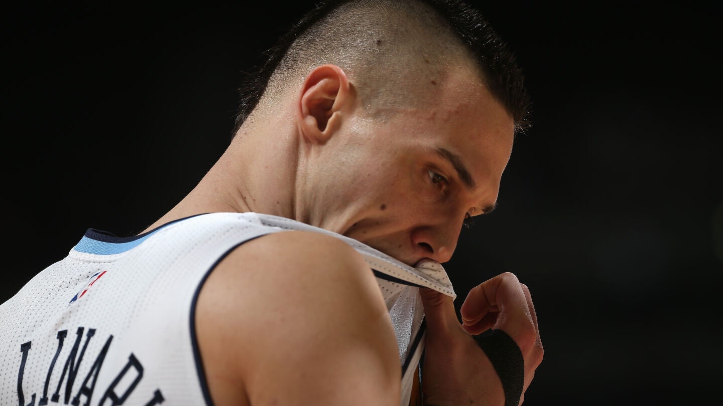 Gallinari sec&aacute;ndose el sudor con la camiseta