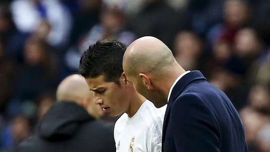 Zidane habla con James en un partido del Real Madrid Zidane habla con James en un partido del Real Madrid