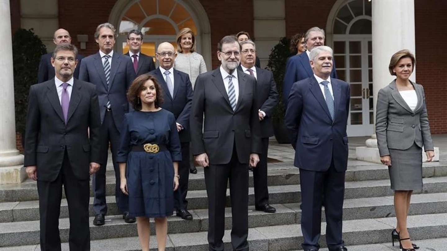 Rajoy posa con su nuevo Gobierno en las escalinatas de Moncloa Rajoy posa con su nuevo Gobierno en las escalinatas de Moncloa