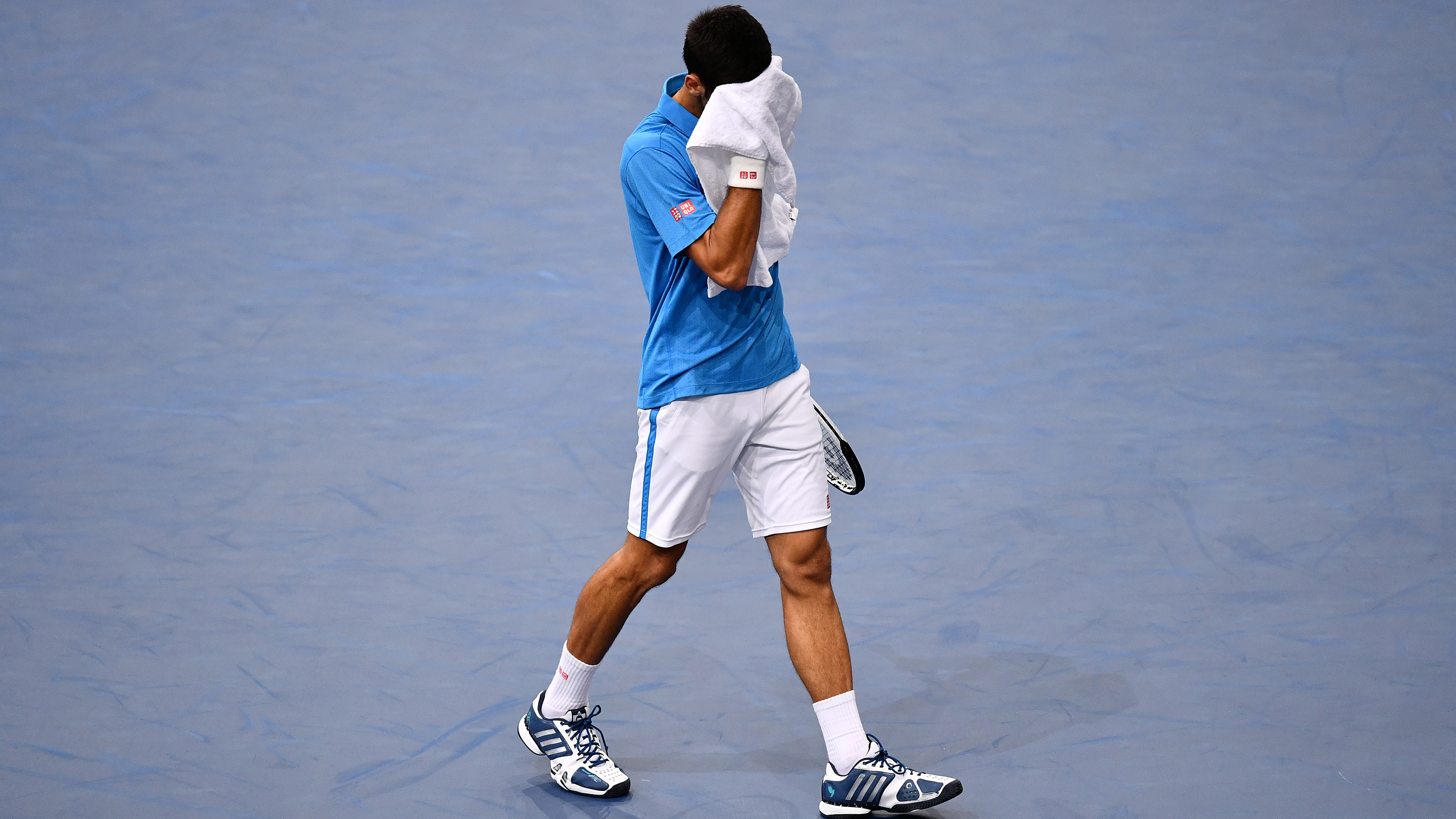 Djokovic se lamenta tras perder un punto ante Cilic