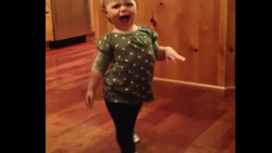 La pequeña imitando a su madre La pequeña imitando a su madre