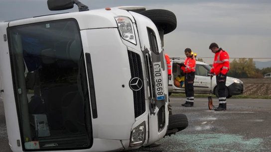 Siete heridos, seis de ellos niños, al chocar un minibús con un coche en Vitoria Siete heridos, seis de ellos niños, al chocar un minibús con un coche en Vitoria