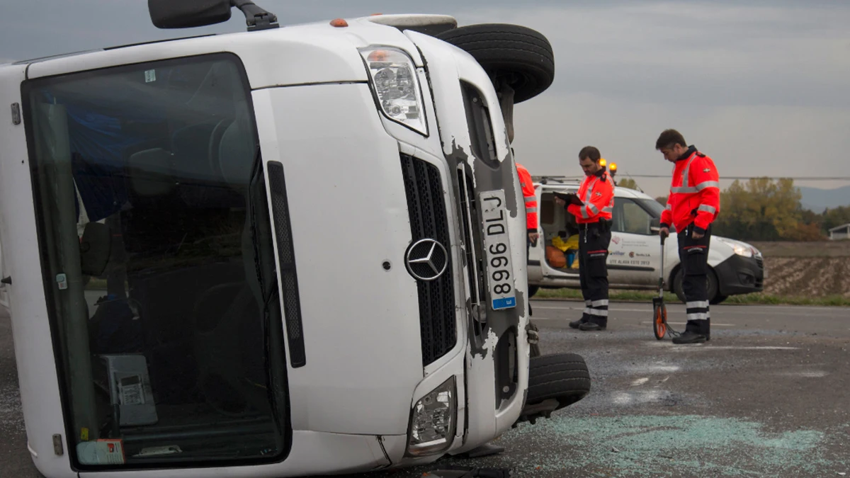 Siete heridos, seis de ellos niños, al chocar un minibús con un coche en Vitoria