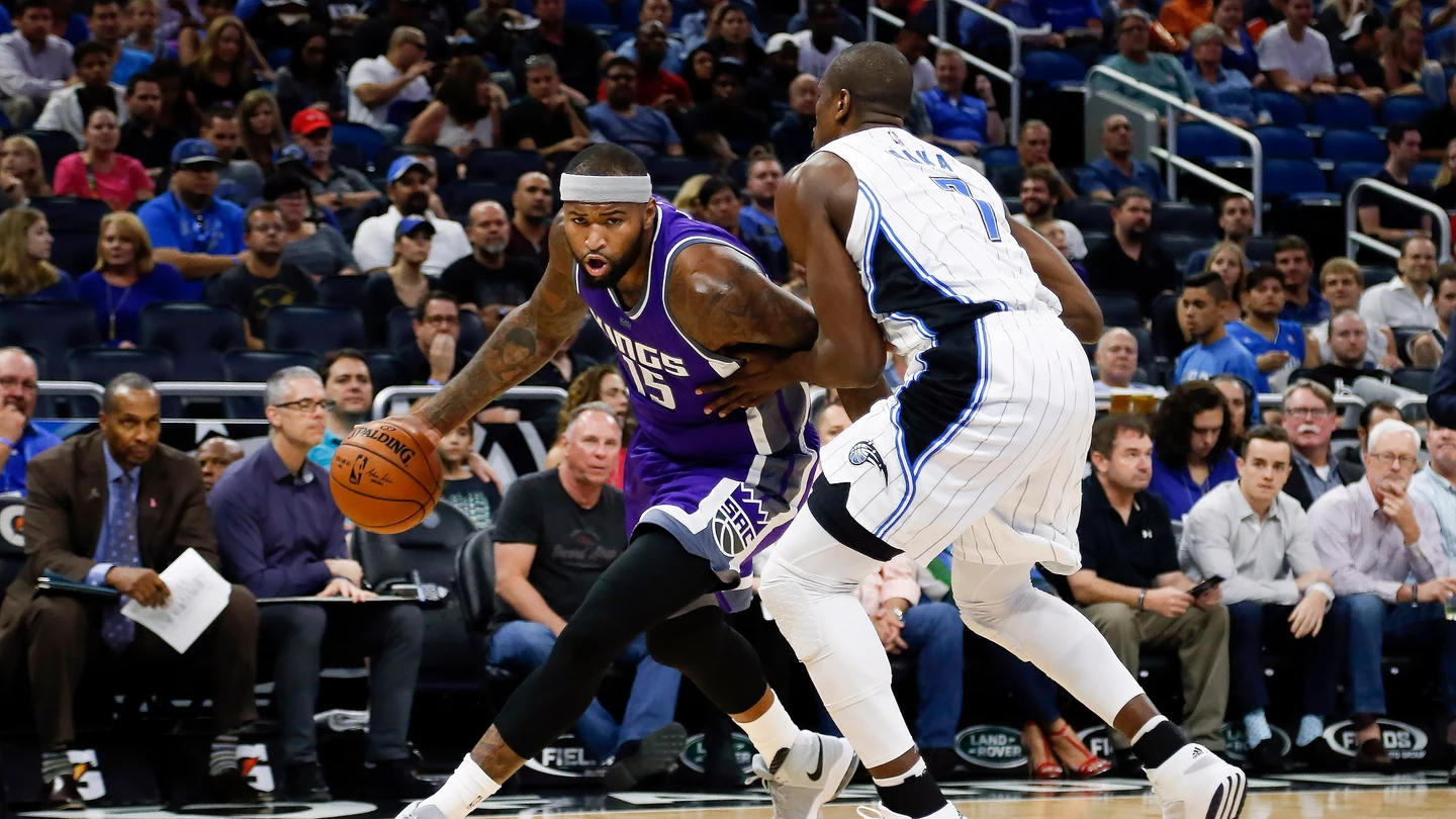 Ibaka defendiendo a DeMarcus Cousins Ibaka defendiendo a DeMarcus Cousins
