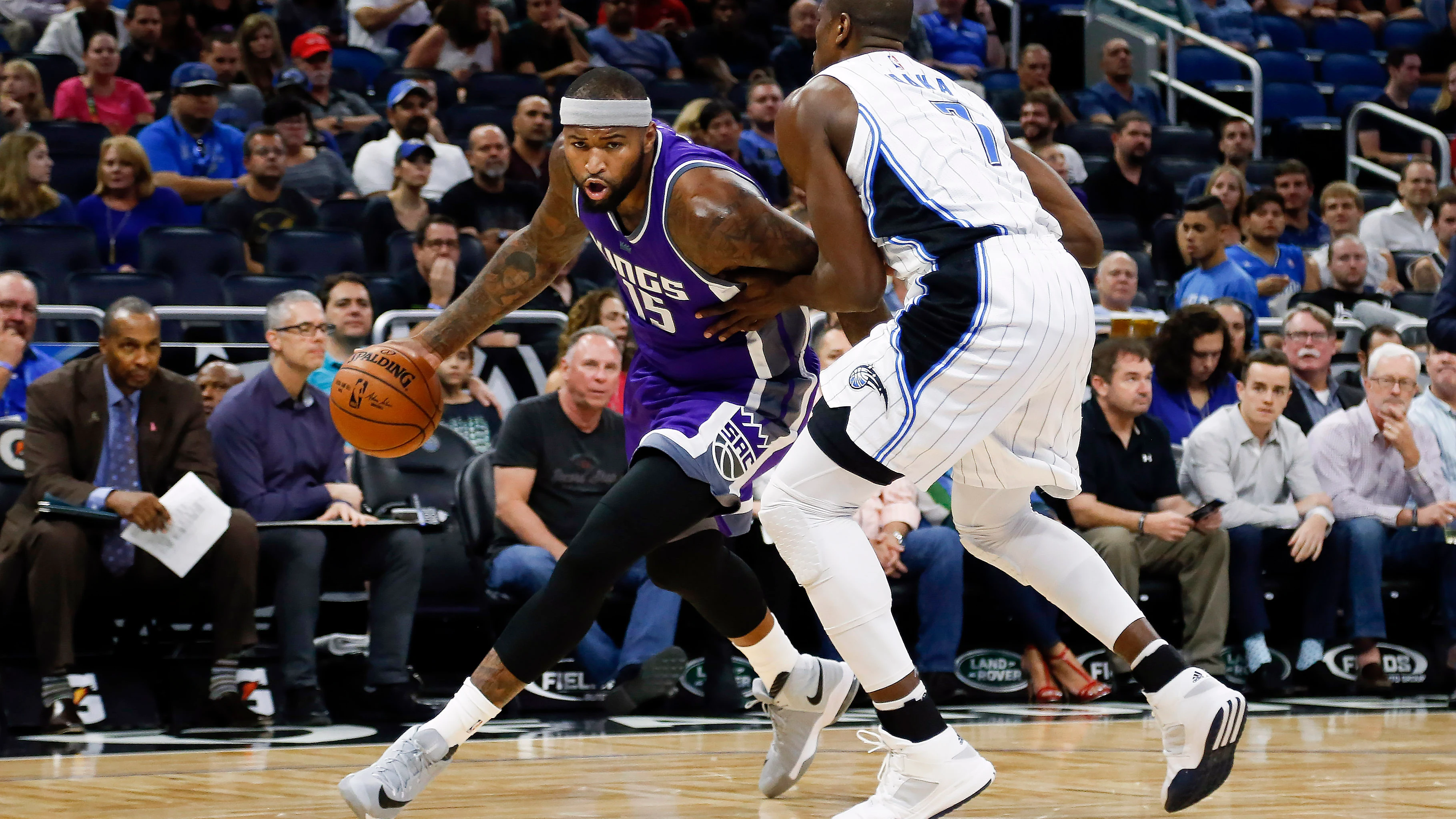 Ibaka defendiendo a DeMarcus Cousins