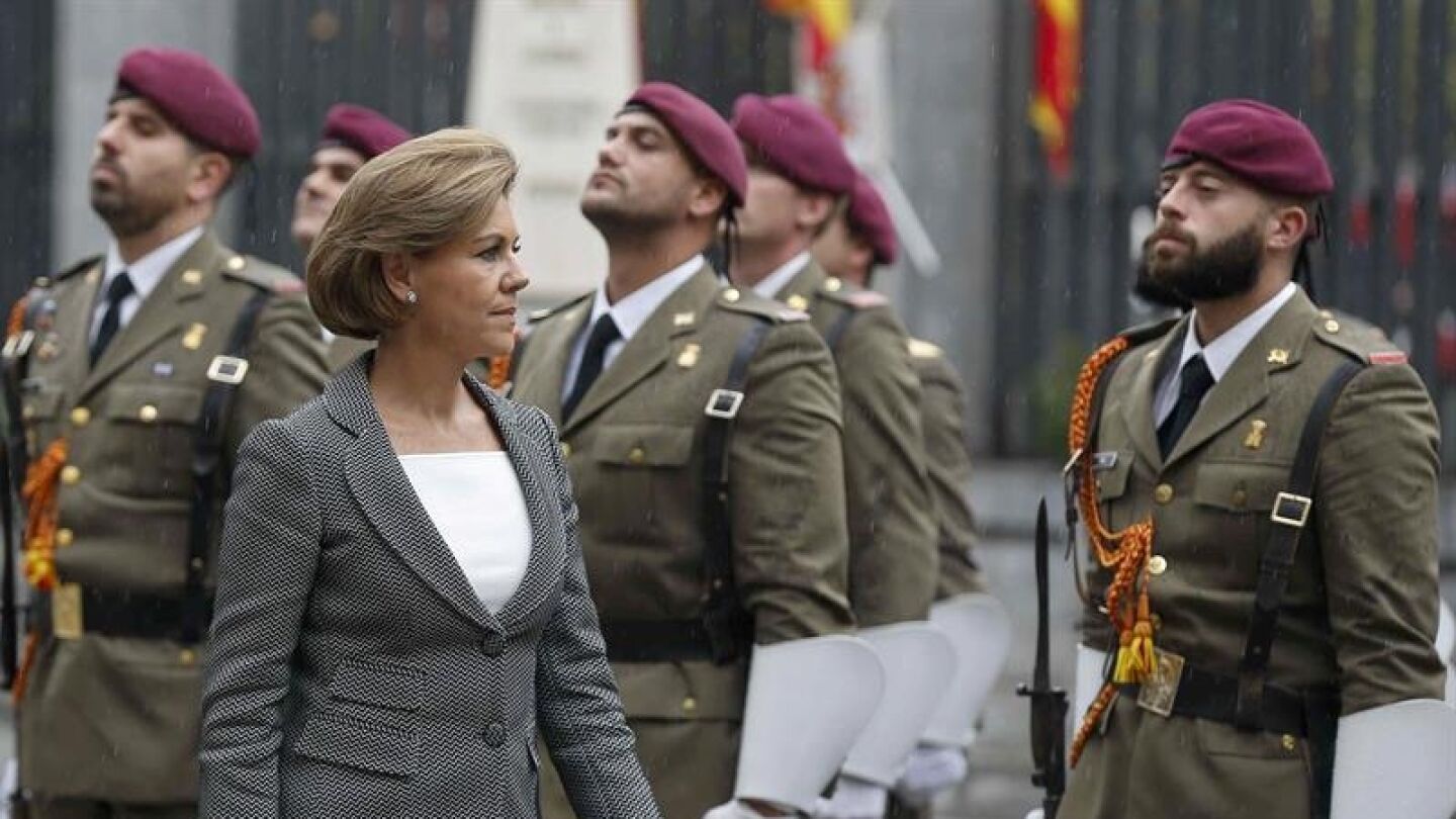Mar&iacute;a Dolores de Cospedal pasa revista a las tropas