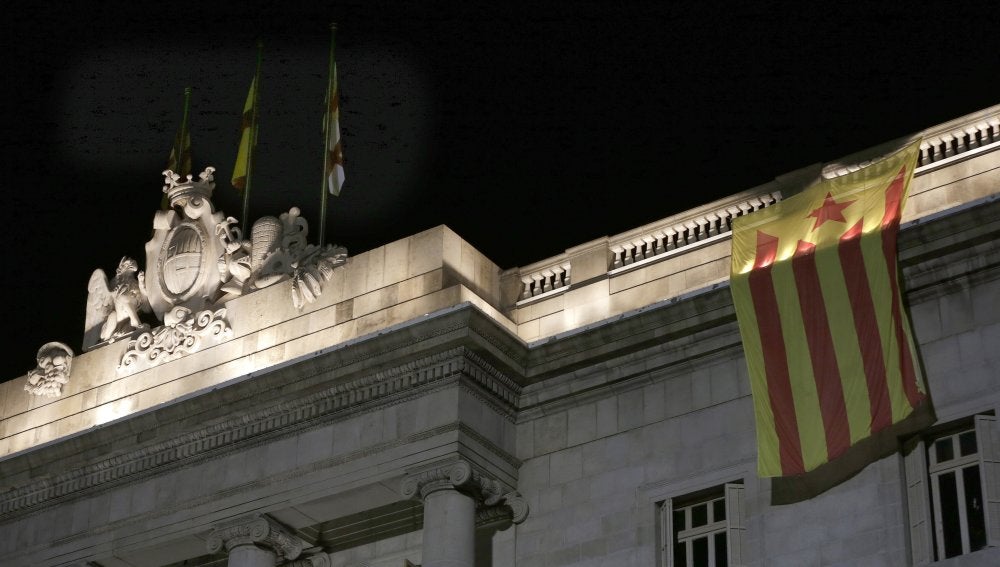 Estelada colocada en la fachada del Ayuntamiento de Barcelona