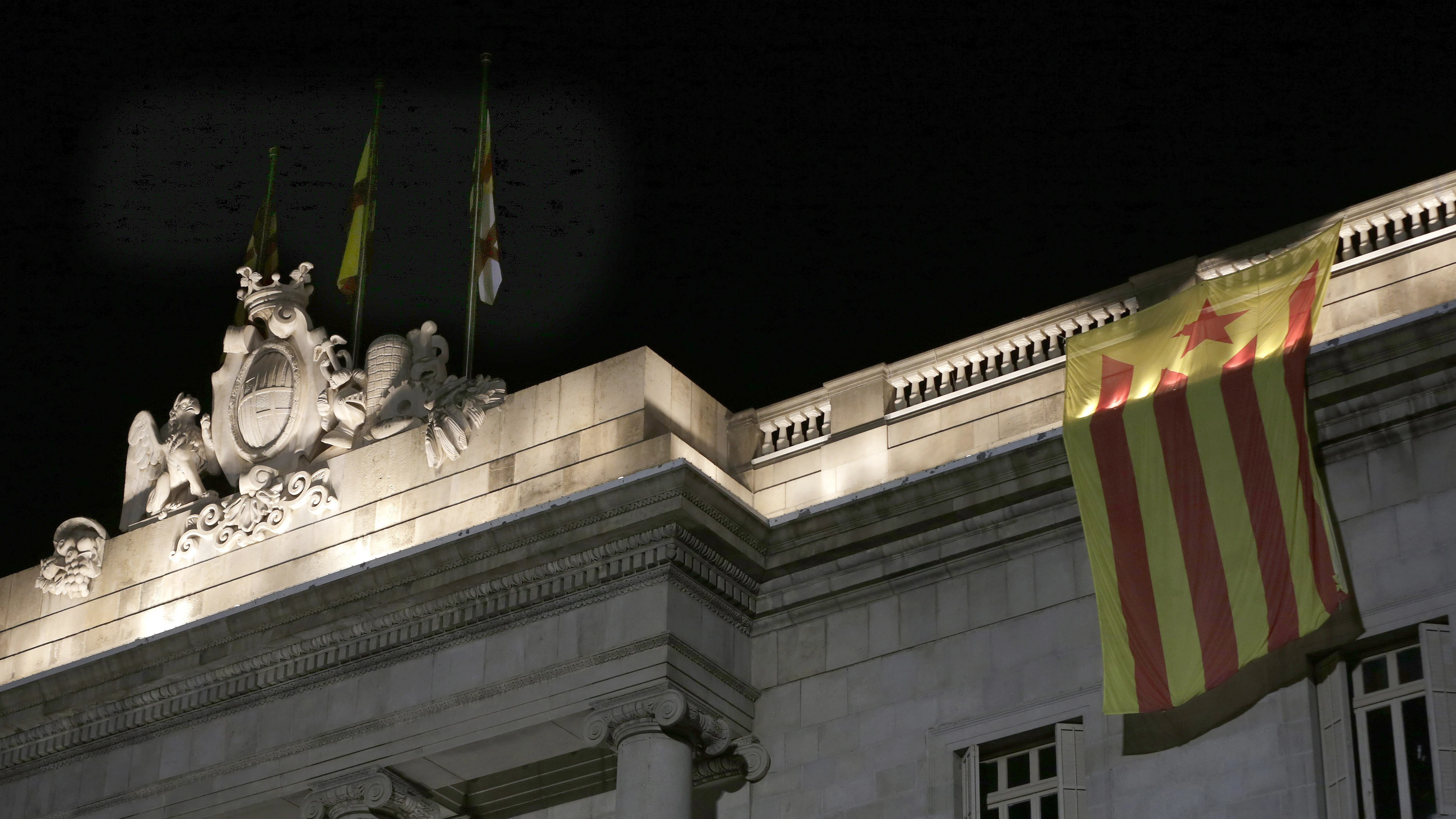 Estelada colocada en la fachada del Ayuntamiento de Barcelona