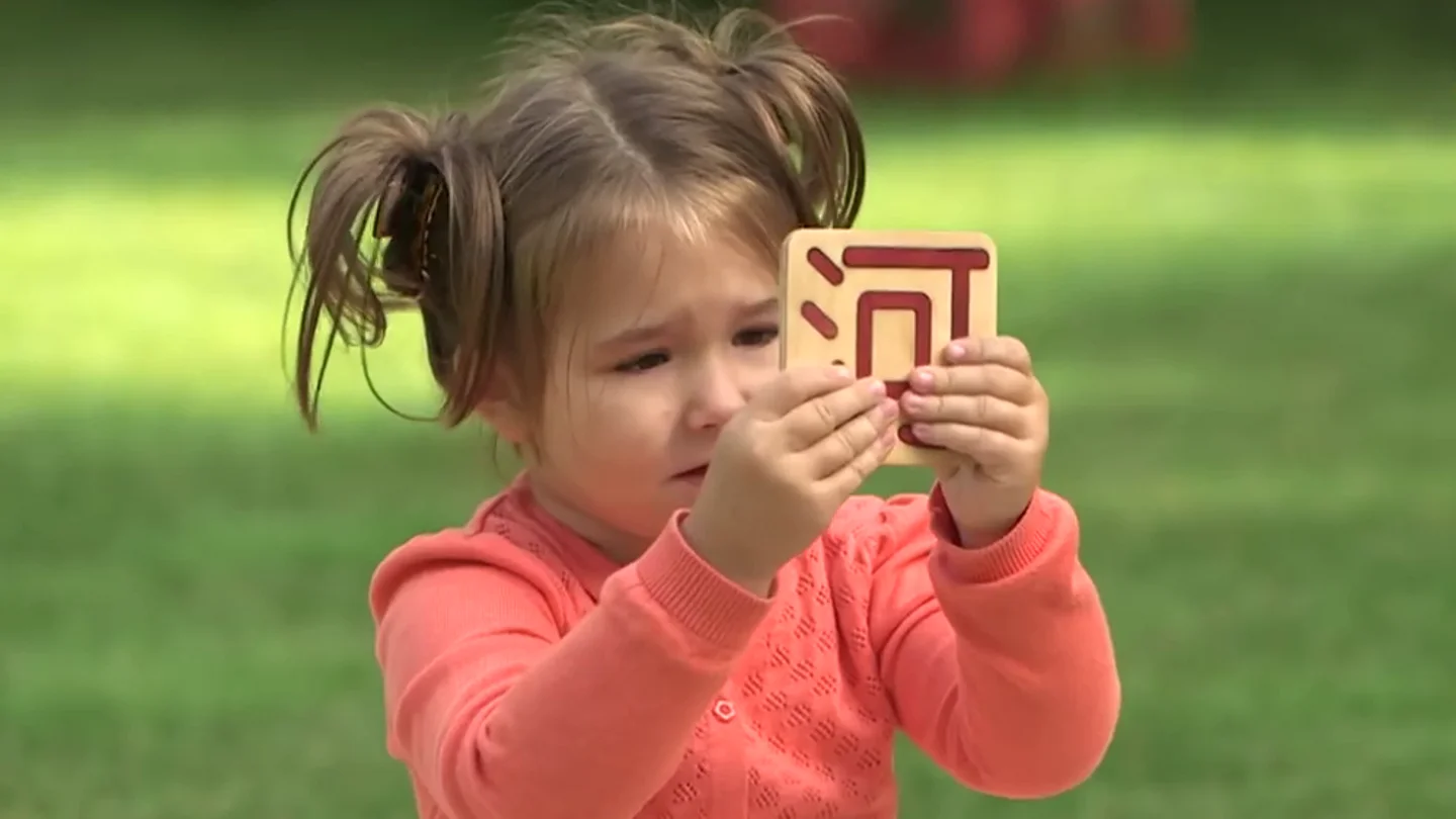 Bella Deviátkina sorprendió al mundo al mostrar que a sus cuatro años sabe hablar siete idiomas Bella Deviátkina sorprendió al mundo al mostrar que a sus cuatro años sabe hablar siete idiomas