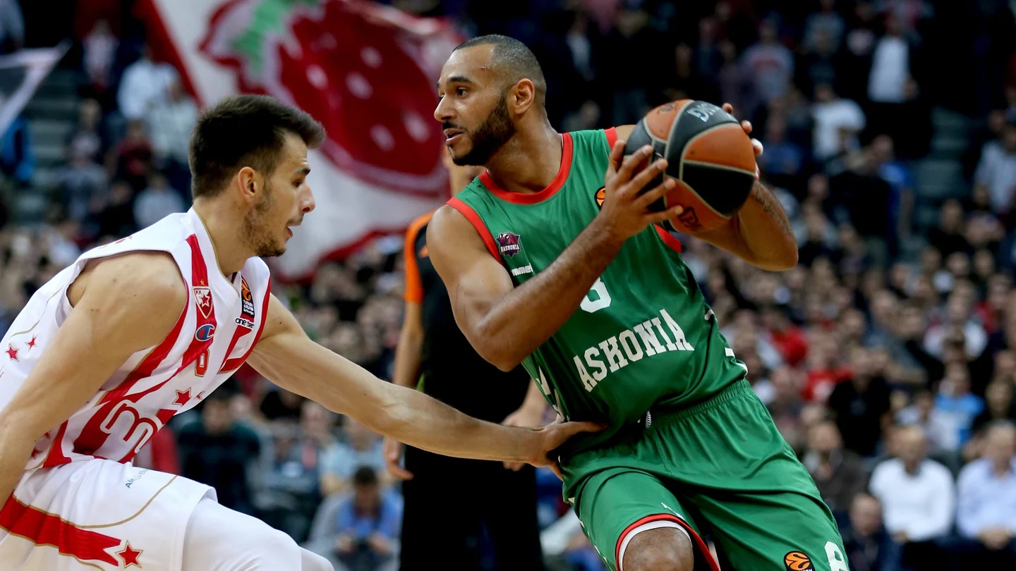 Larkin lidera la victoria del Baskonia ante el Estrella Roja Larkin lidera la victoria del Baskonia ante el Estrella Roja