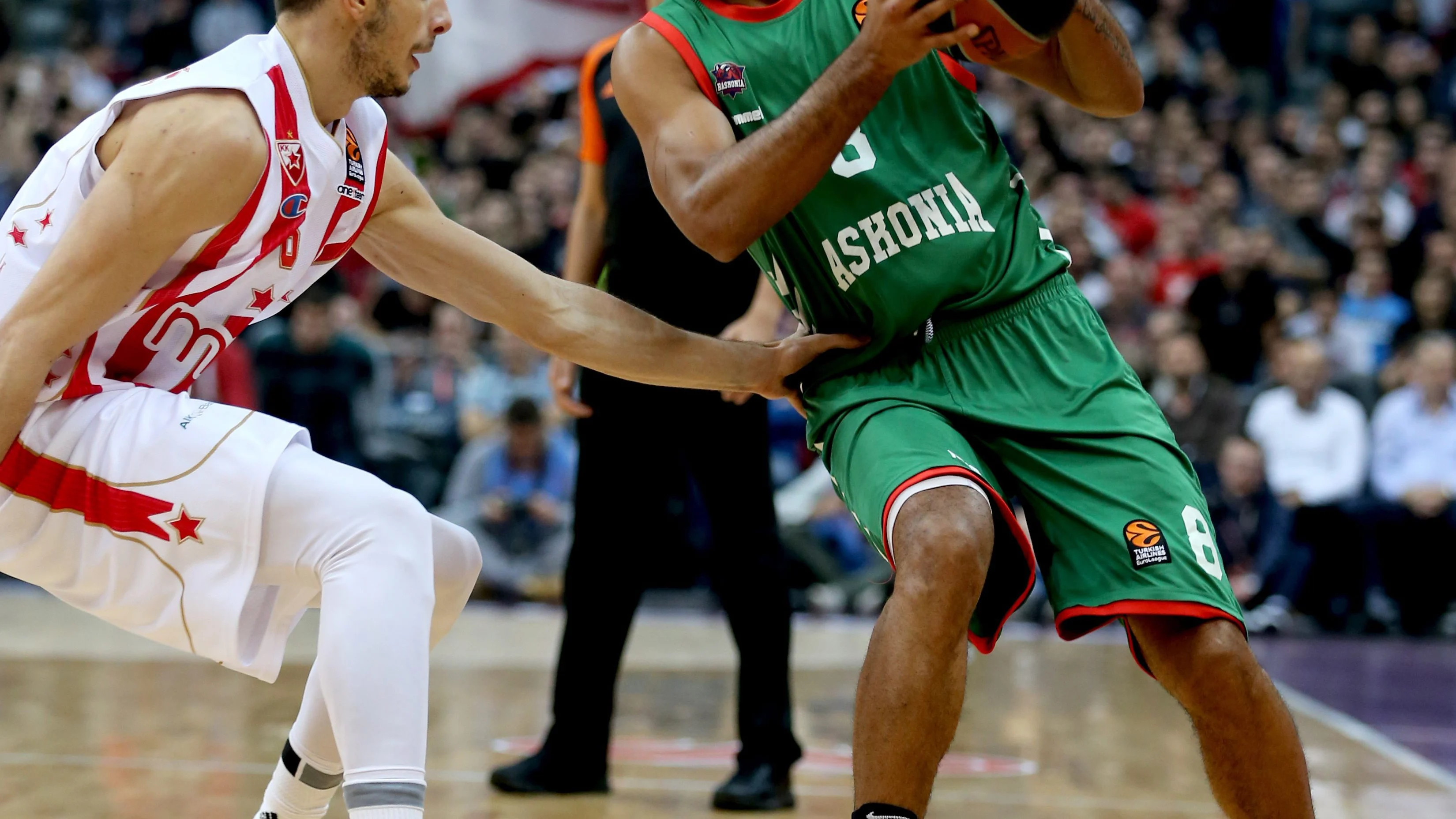 Larkin lidera la victoria del Baskonia ante el Estrella Roja Larkin lidera la victoria del Baskonia ante el Estrella Roja