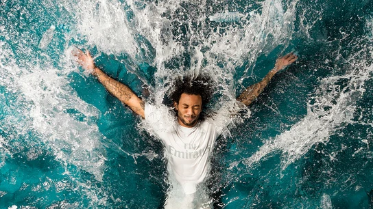 Campaña promocional de Marcelo con la camiseta reciclada Campaña promocional de Marcelo con la camiseta reciclada