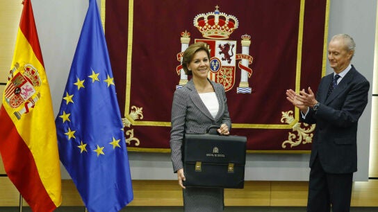 Mar&iacute;a Dolores de Cospedal recibe la cartera del Ministerio de Defensa