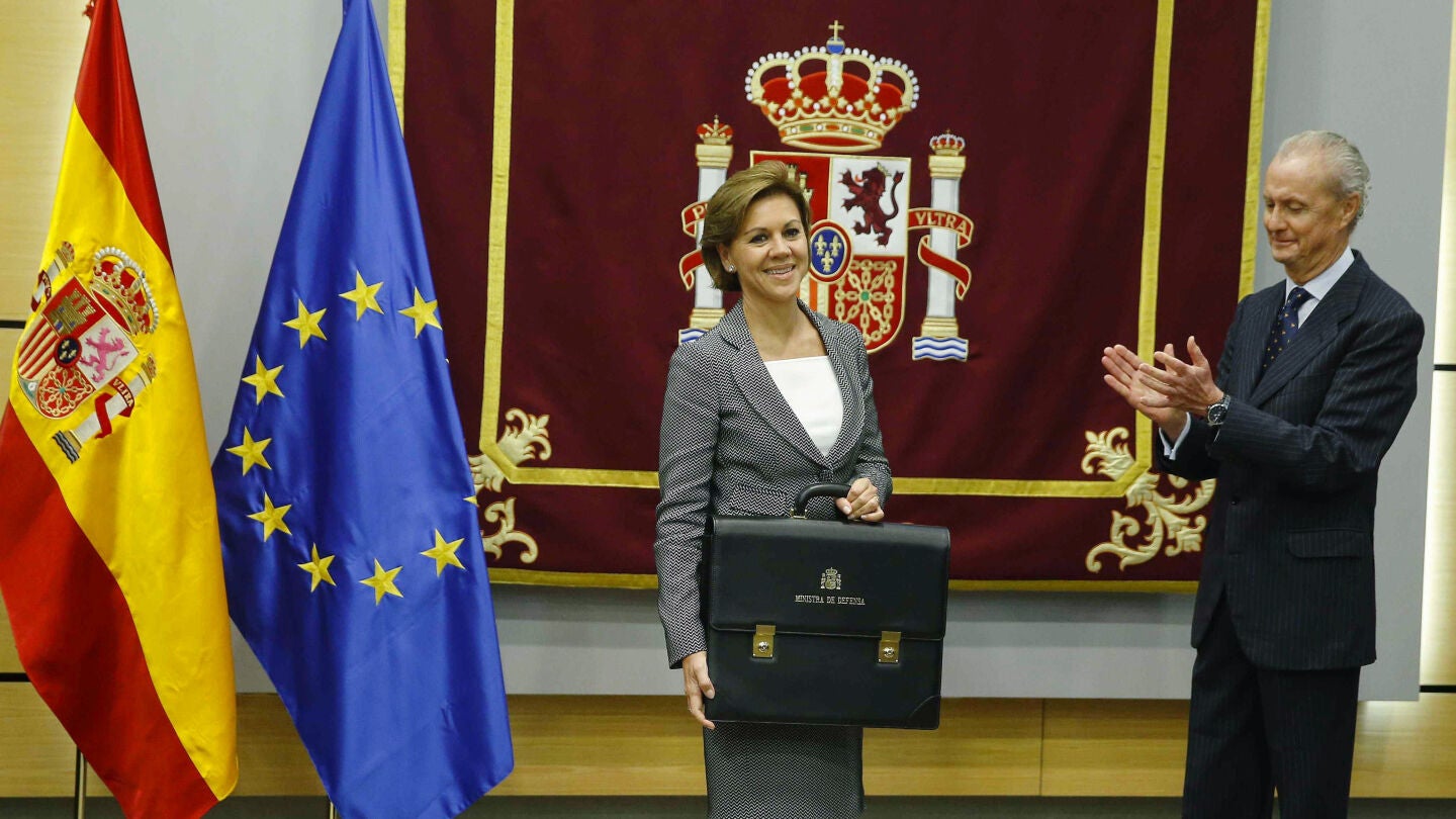 Mar&iacute;a Dolores de Cospedal recibe la cartera del Ministerio de Defensa