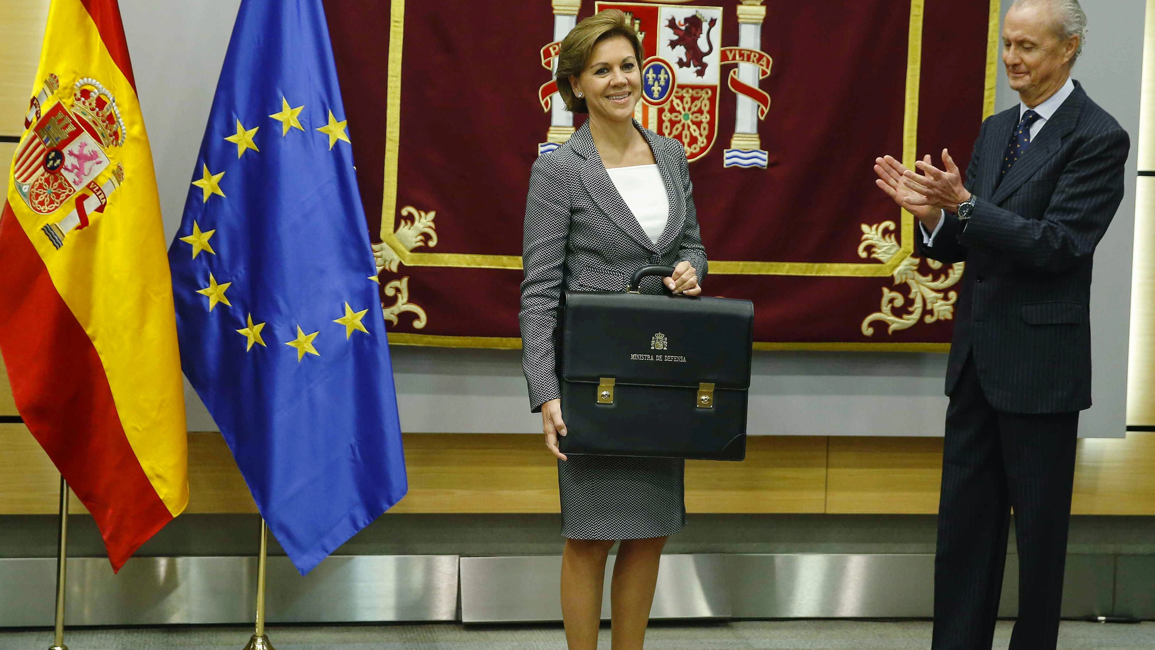 Mar&iacute;a Dolores de Cospedal recibe la cartera del Ministerio de Defensa