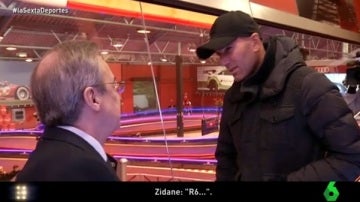 Zidane charla con Florentino durante la entrega de los Audi