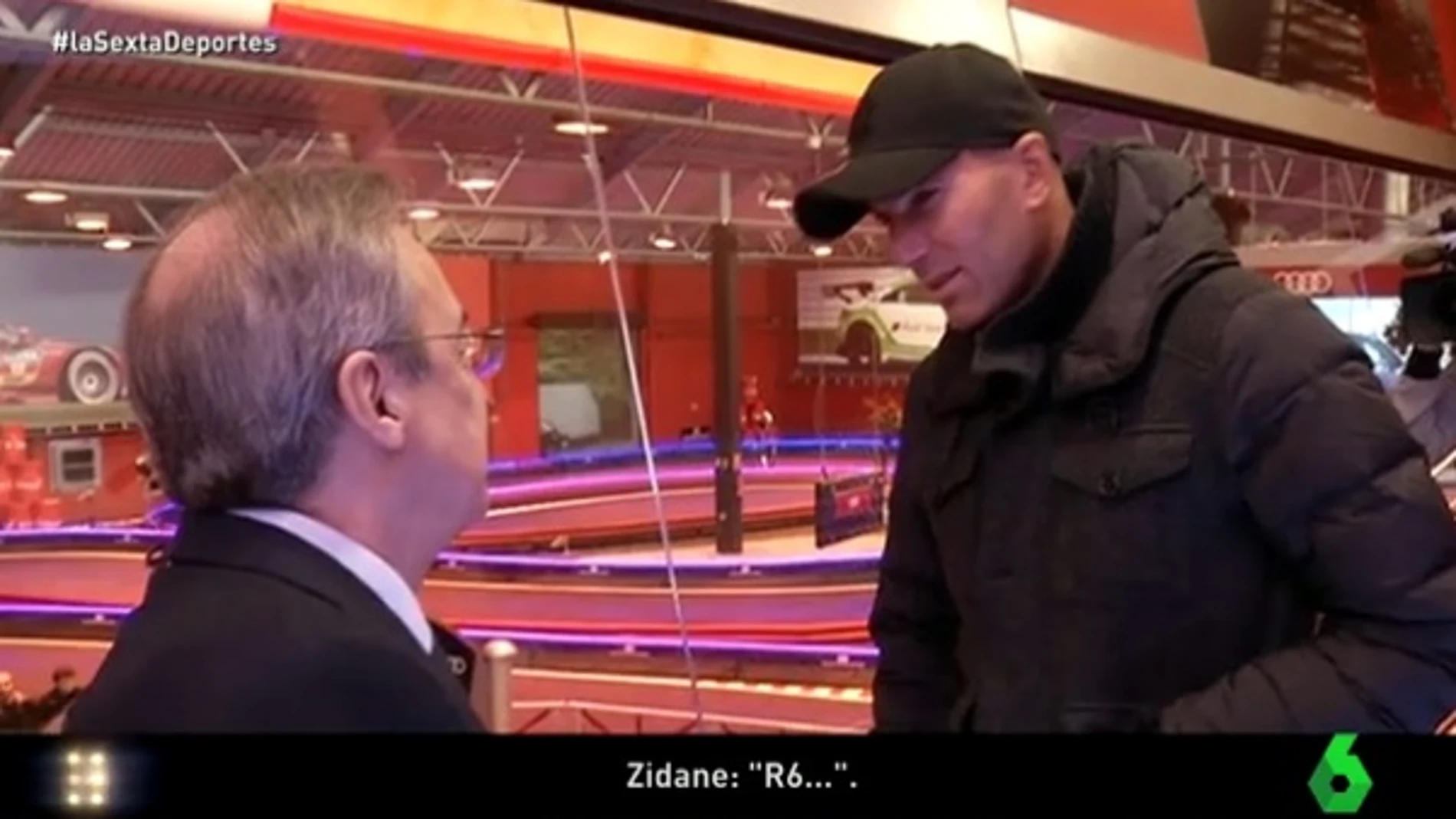 Zidane charla con Florentino durante la entrega de los Audi