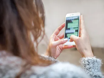 Chica consultando WhastApp Chica consultando WhastApp