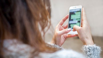 Chica consultando WhastApp