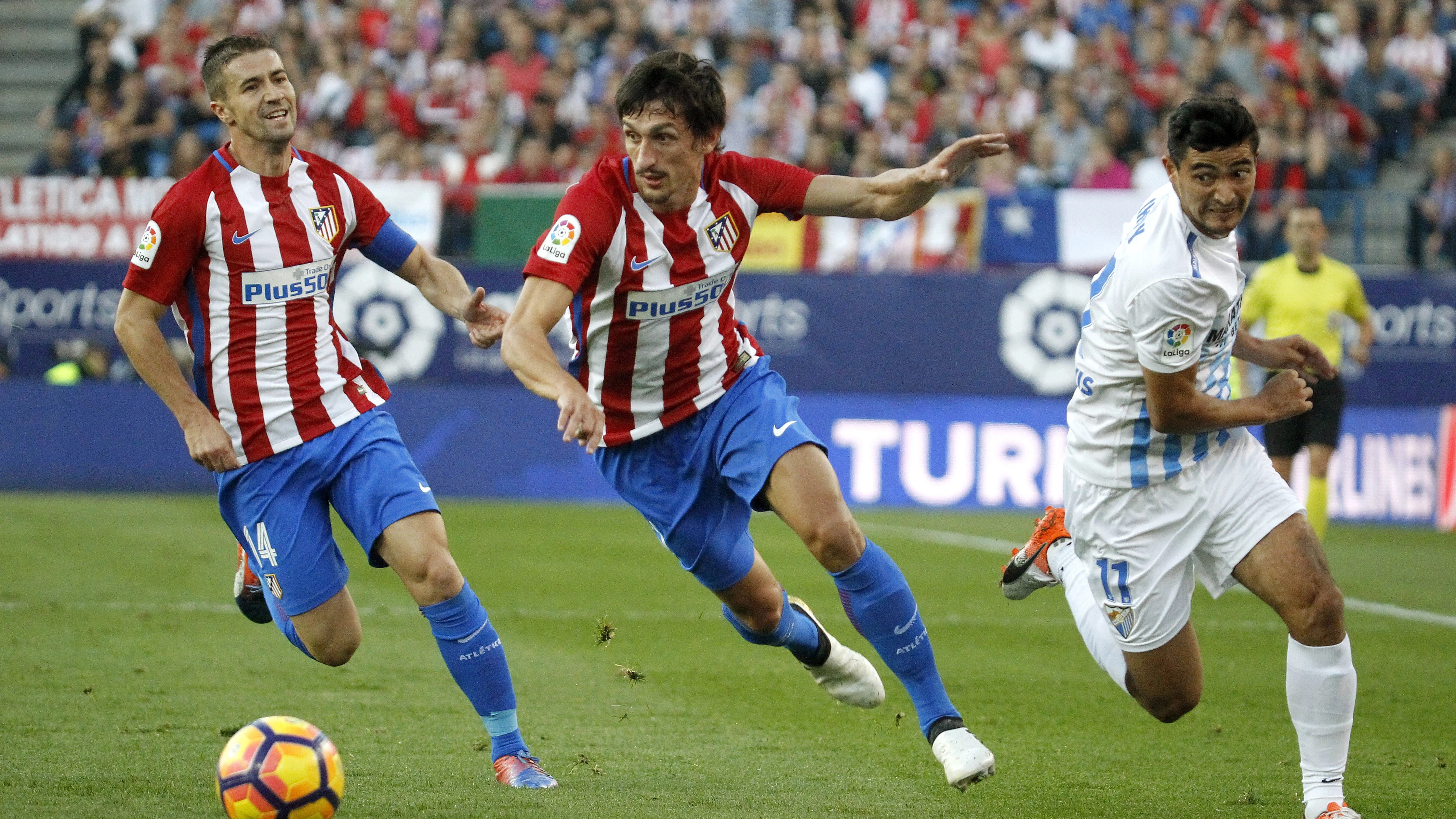 Savic disputa un balón en el partido ante el Málaga