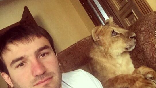 Salim Zhambeev en su casa con la leona