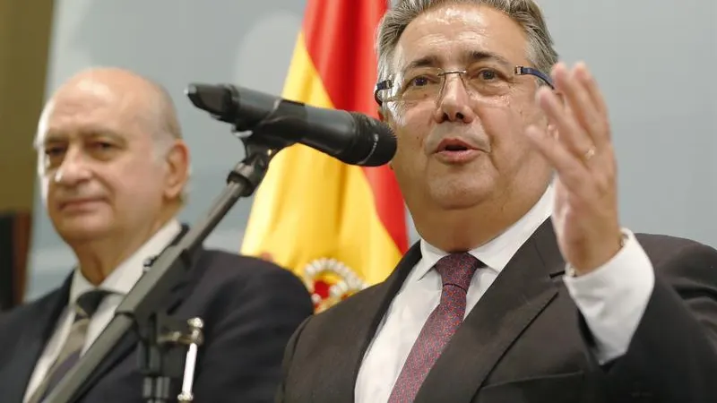 El nuevo ministro del Interior, Juan Ignacio Zoido, junto a su antecesor en el cargo, Jorge Fernández Díaz