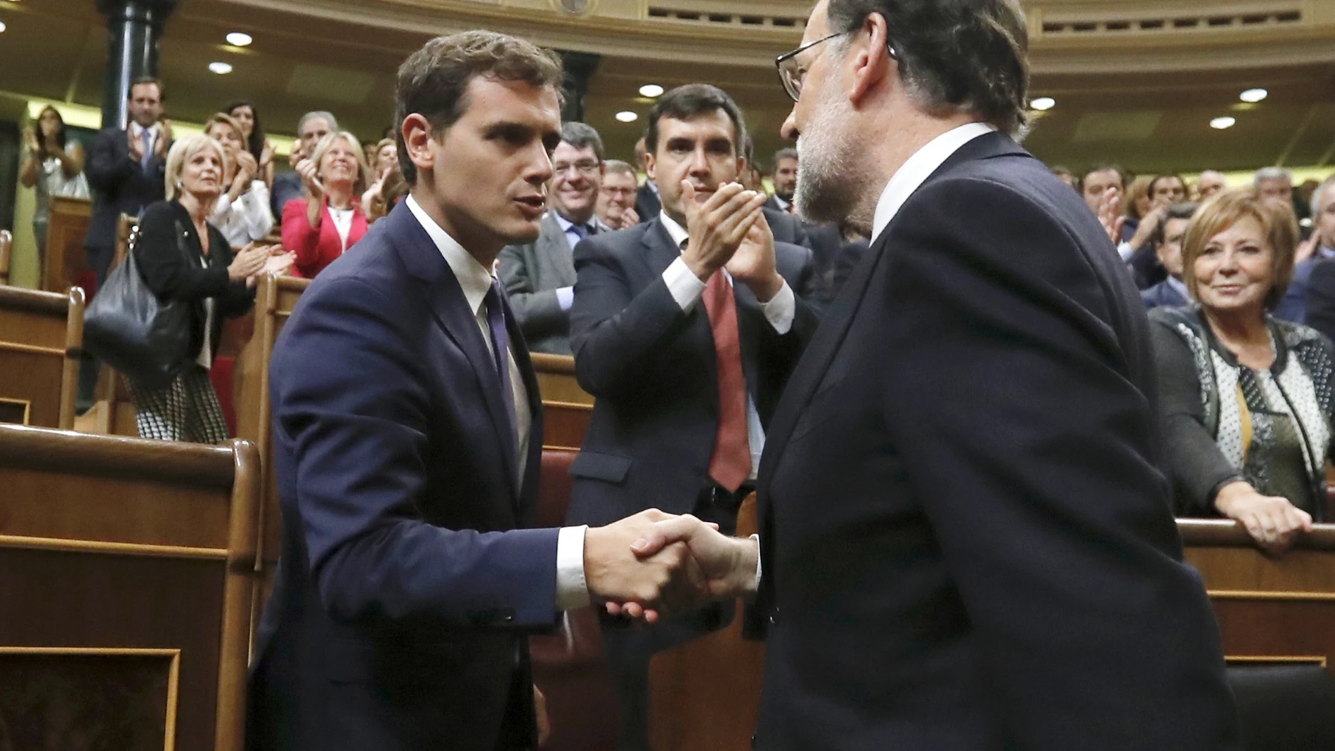 Mariano Rajoy (d), es felicitado por el líder de Ciudadanos, Albert Rivera, tras ser investido presidente del Gobierno