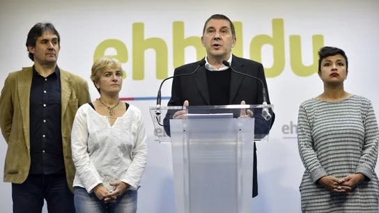 El líder de EHBildu, Arnaldo Otegi (c), acompañado por varios miembros de su partido, durante la rueda de prensa El líder de EHBildu, Arnaldo Otegi (c), acompañado por varios miembros de su partido, durante la rueda de prensa