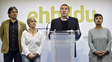 El líder de EHBildu, Arnaldo Otegi (c), acompañado por varios miembros de su partido, durante la rueda de prensa 