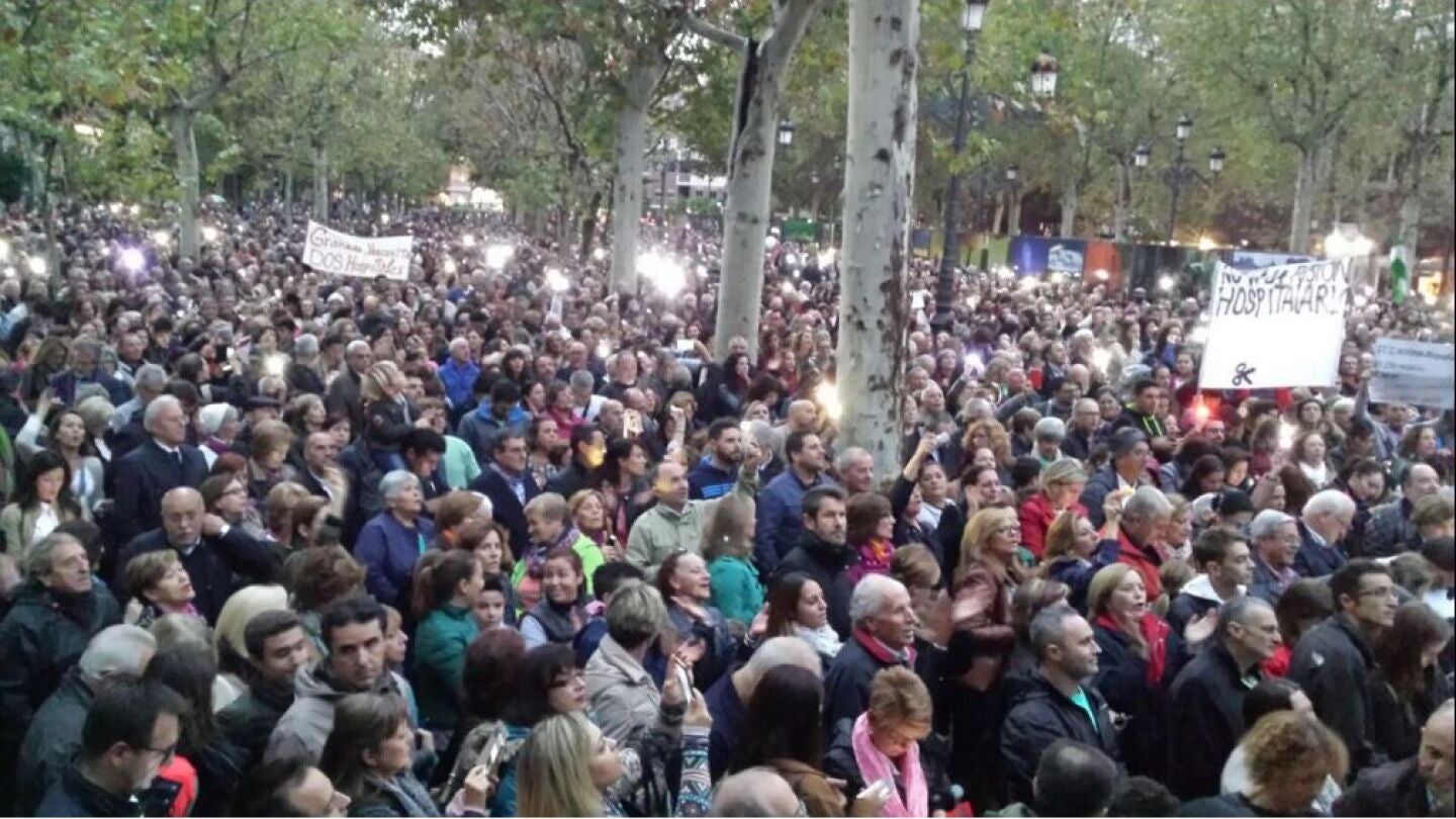 Decenas de miles de personas se movilizan en contra de la fusi&oacute;n hospitalaria en Granada